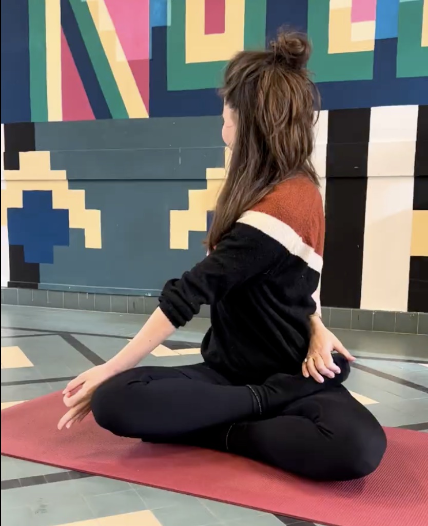 En décembre 2024, Alice Burton donne des cours de Hatha yoga au Bahut