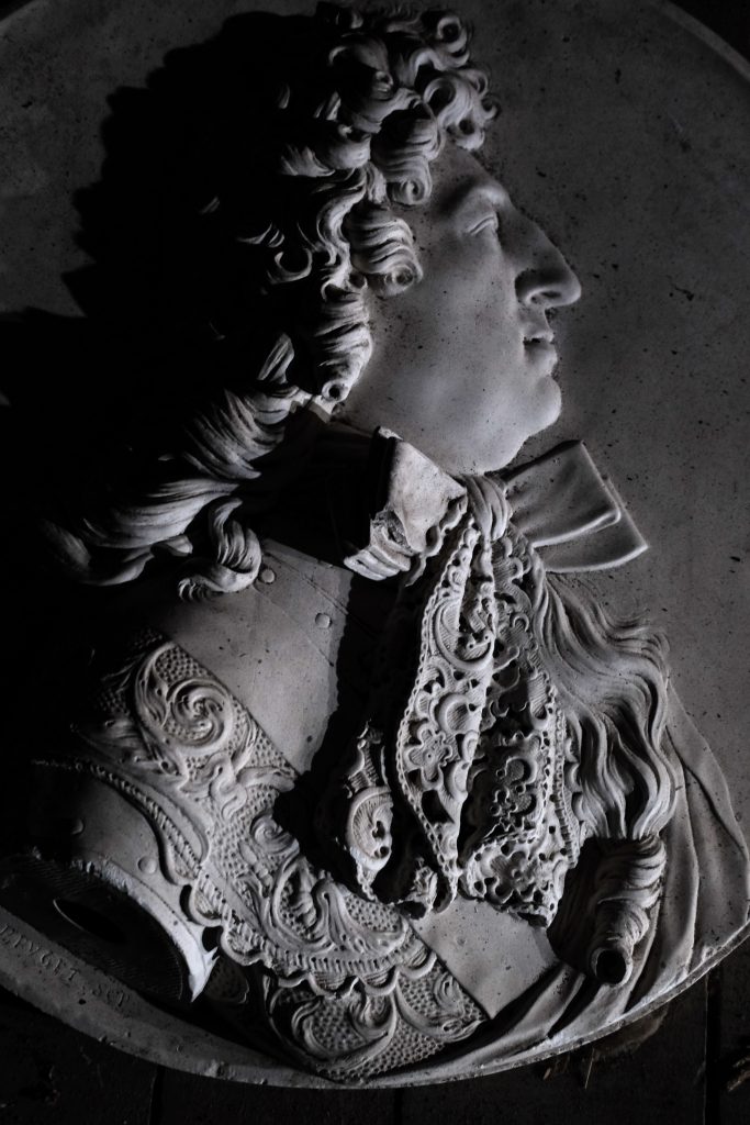 un médaillon de Louis XIV, moulage pédagogique en plâtre. Crédit : Le Bahut/Igor Wojtowicz