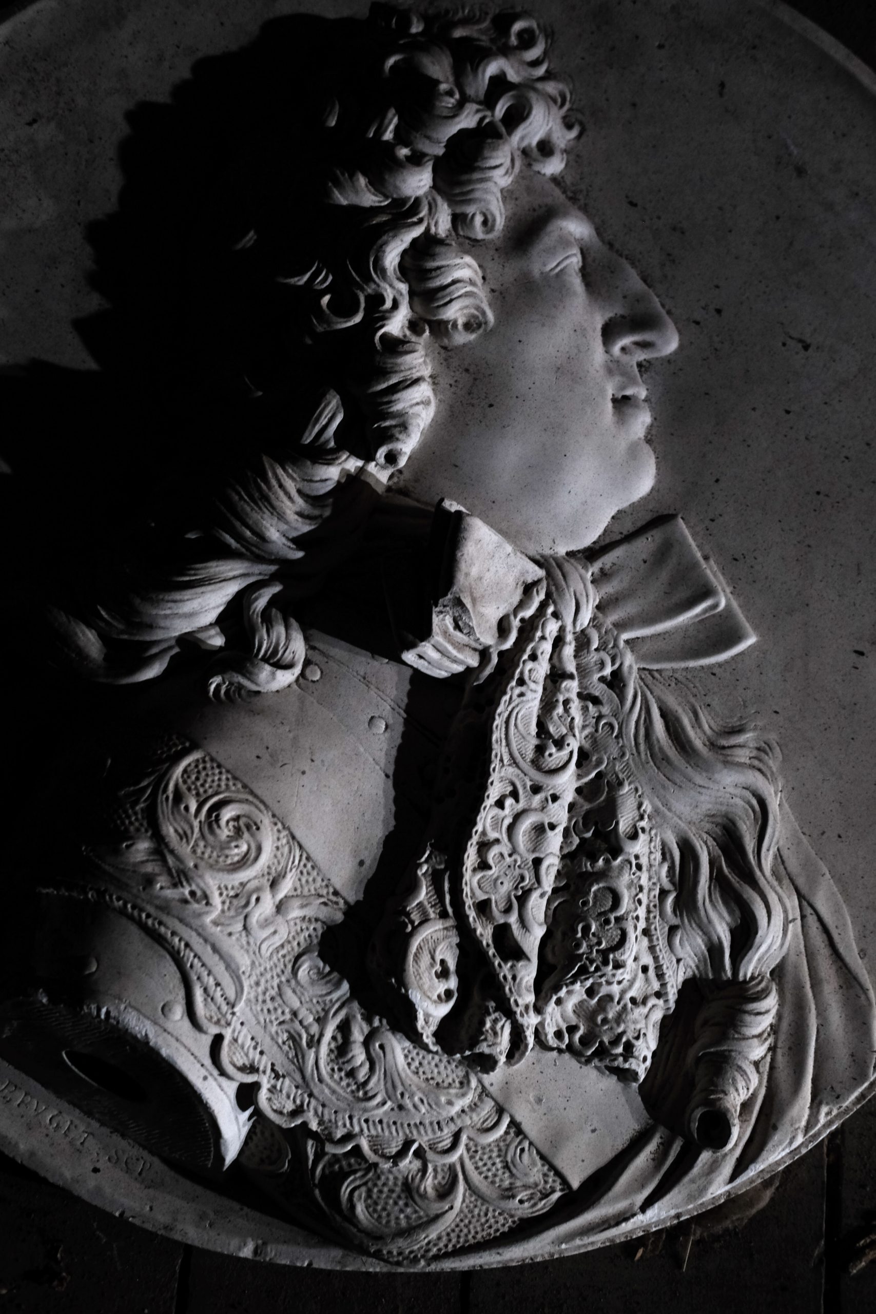 un médaillon de Louis XIV, moulage pédagogique en plâtre. Crédit : Le Bahut/Igor Wojtowicz